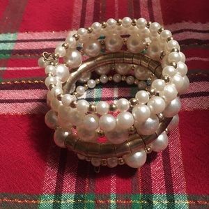 Faux Pearl off white wire bracelet 🌻